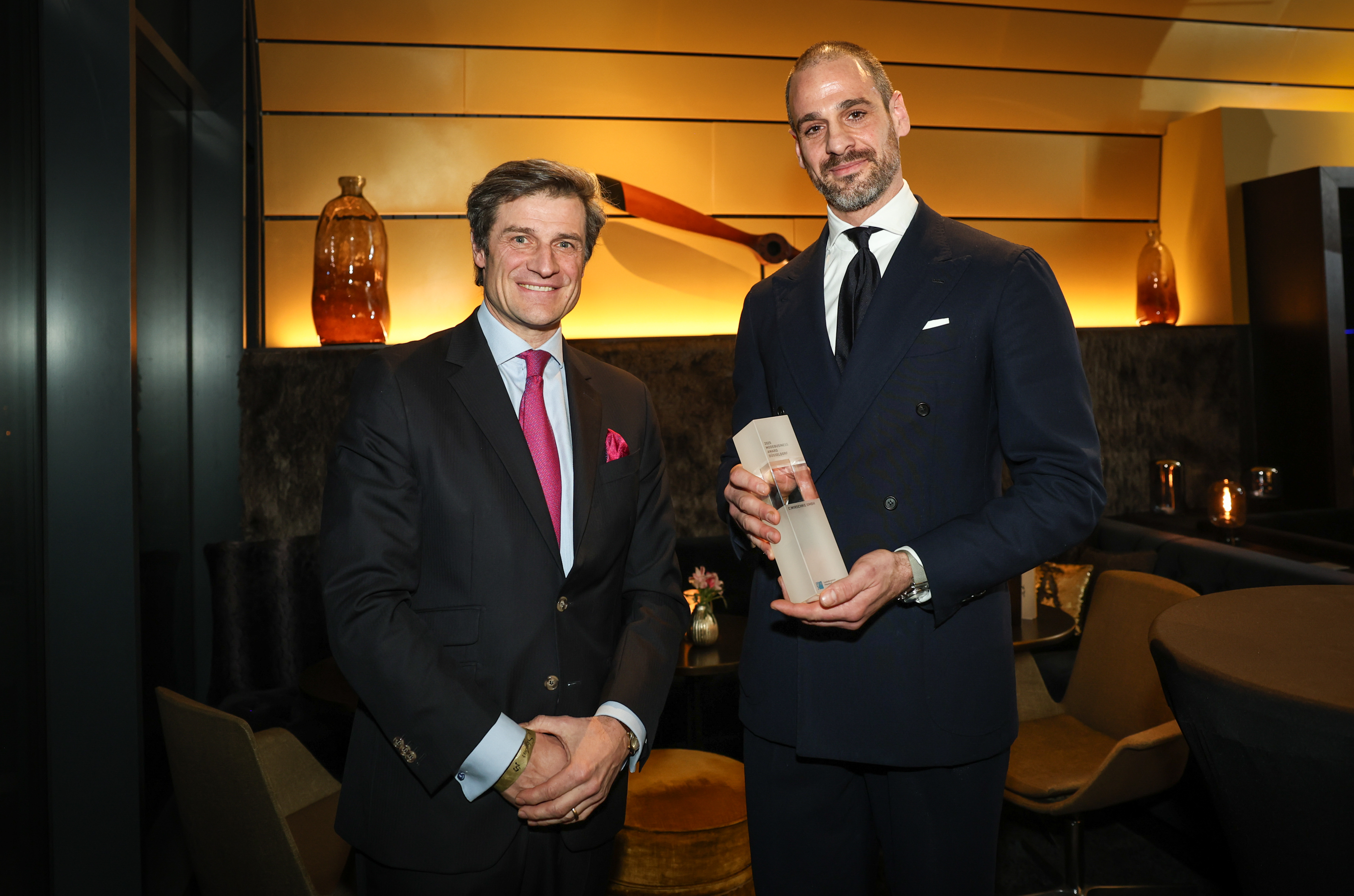 Christian Zaum (Beigeordneter der Landeshauptstadt Düsseldorf) zusammen mit dem Modebusiness-Award-Preisträger Clemens Wirschke